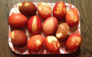 Eier_faerben_Zwiebelschalen_endeende