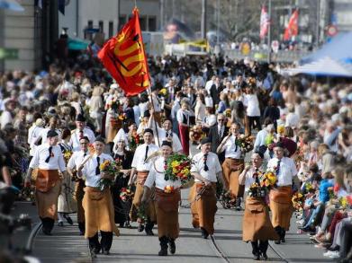 web_zurich_event_sechselaeuten_umzug_01
